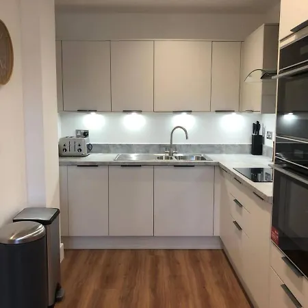 Stylish 2 Bedroom With Free Parking *