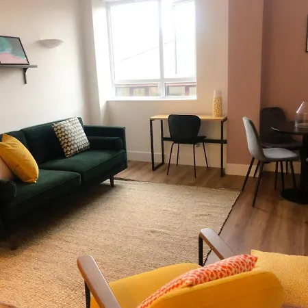 Stylish 2 Bedroom With Free Parking Apartment *
