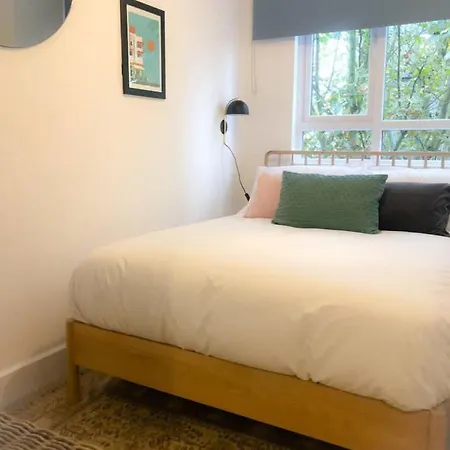 Stylish 2 Bedroom With Free Parking Apartment