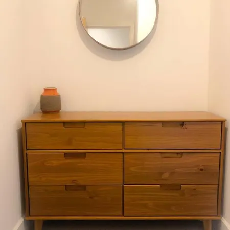 Stylish 2 Bedroom With Free Parking *