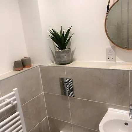 Stylish 2 Bedroom With Free Parking Apartment *