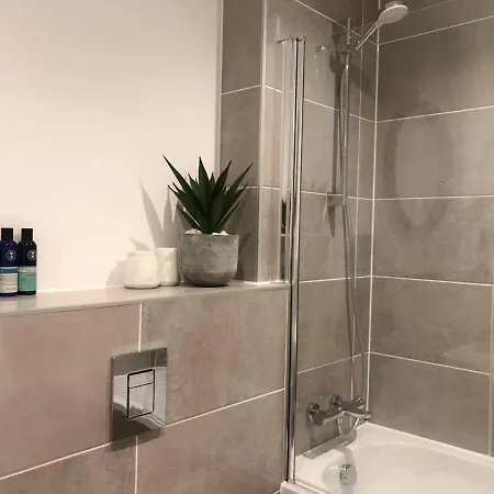 Stylish 2 Bedroom With Free Parking *